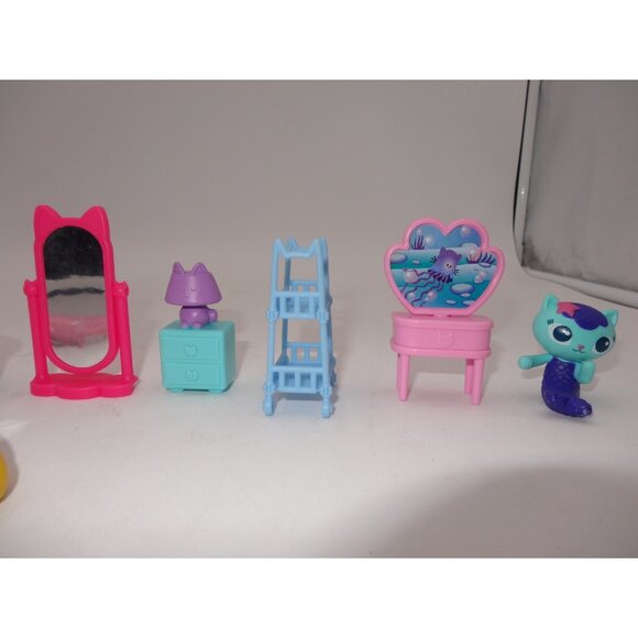 Gabby's Dollhouse Sweet Dreams Bedroom Playset and Primp and Pamper Bathroom - Picture 14 of 16